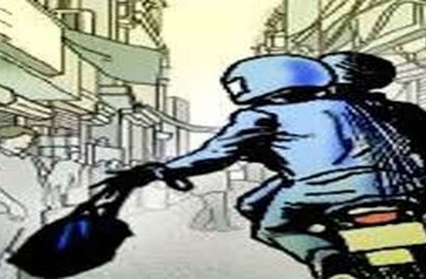 महिला की बालियां छीनकर ले गए अज्ञात बाइक सवार महिला की बालियां छीनकर ले गए अज्ञात बाइक सवार