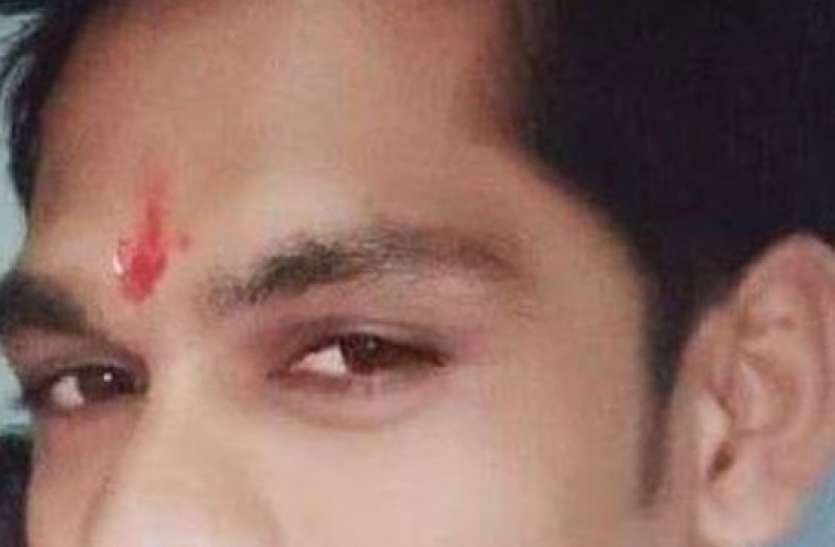 Woman injured by shooting herself प्रेम प्रसंग के चलते युवक ने महिला आरक्षक को गोली मार खुद को किया घायल