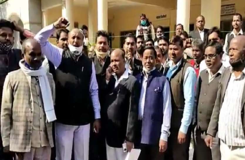 मायावती को ललकारने वाले भाजपा नेता के खिलाफ बसपा ने खोला मोर्चा, जिलाधिकारी से की कार्रवाई की मांग मायावती को ललकारने वाले भाजपा नेता के खिलाफ बसपा ने खोला मोर्चा, जिलाधिकारी से की कार्रवाई की मांग