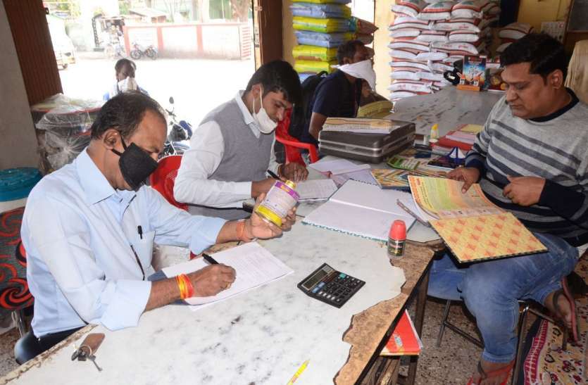 Record checking officer पांच बीज दुकानों में रिकॉर्ड में मिली गड़बड़ी, थमाए नोटिस