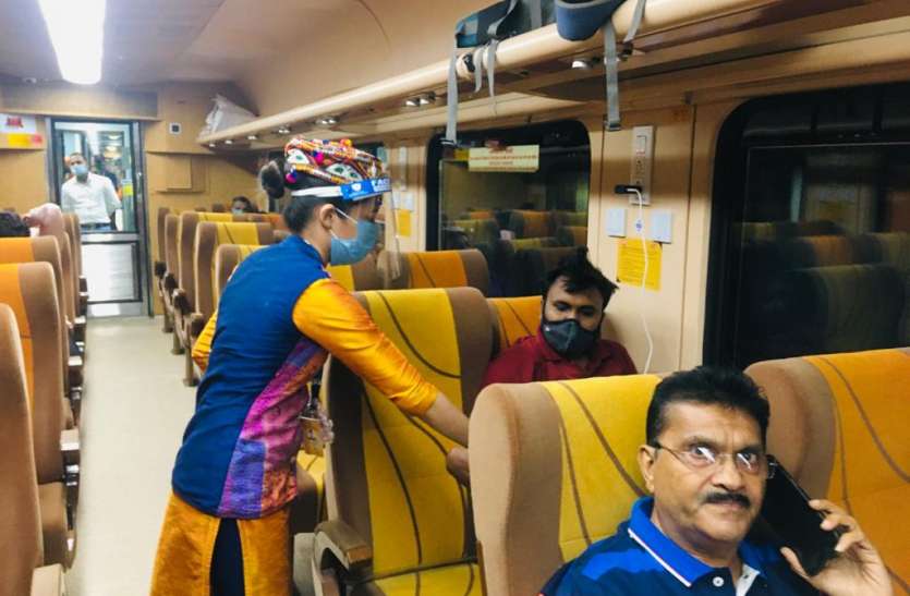 यात्री नहीं मिलने से बंद हुई तेजस, आज से अगले आदेश तक रद्द यात्री नहीं मिलने से बंद हुई तेजस, आज से अगले आदेश तक रद्द