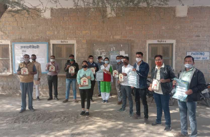 कोरोना जन आंदोलन पोस्टर चस्पा किए कोरोना जन आंदोलन पोस्टर चस्पा किए