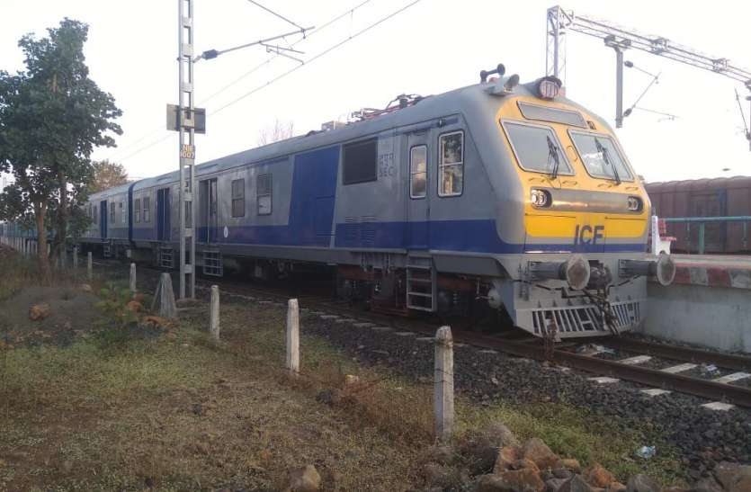 छोटी लाइन अब बड़ी हो गई, फिलहाल बड़ी लाइन पर पहले चलेगी छोटी ट्रेन छोटी लाइन अब बड़ी हो गई, फिलहाल बड़ी लाइन पर पहले चलेगी छोटी ट्रेन
