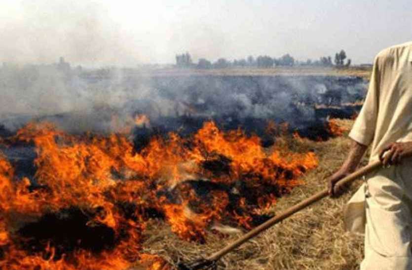 azamgarh news पराली जलाना पड़ा महंगा, 50 किसानों पर एफआईआर, 36 से वसूला गया जुर्माना