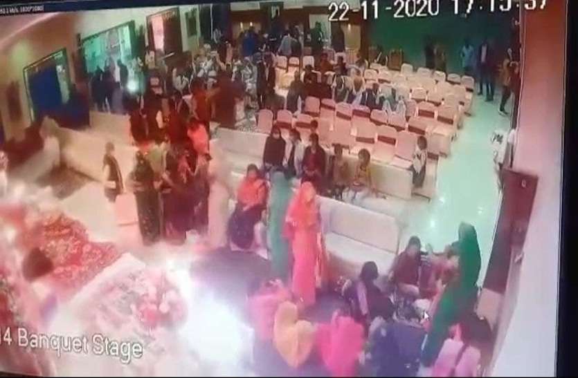 innocent thief came as a guest शादी में आईं रिटायर्ड शिक्षक का पर्स चोरी