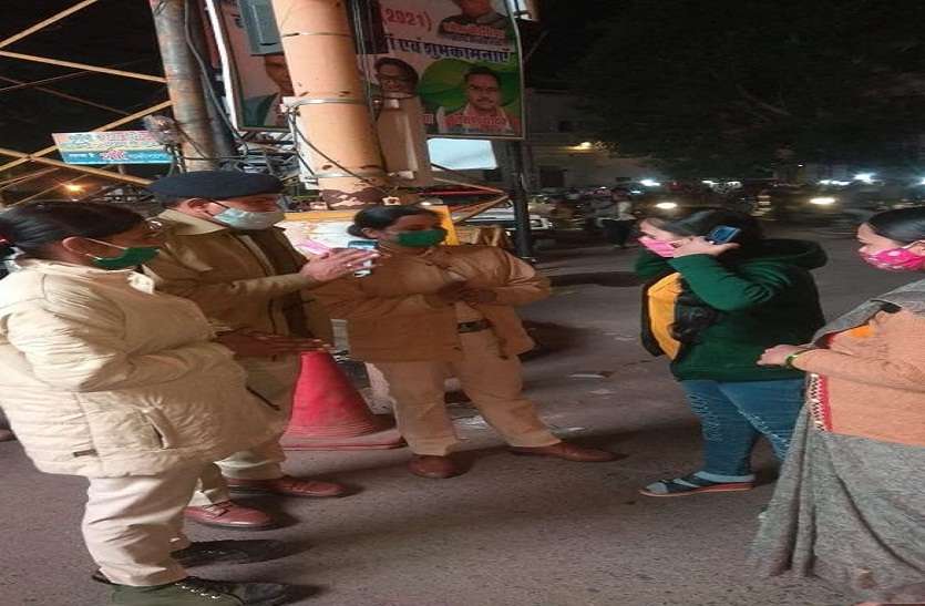 Masks were given to people who came to the market without applying masks हाथ जोडकर बोली पुलिस, मास्क लगाओ