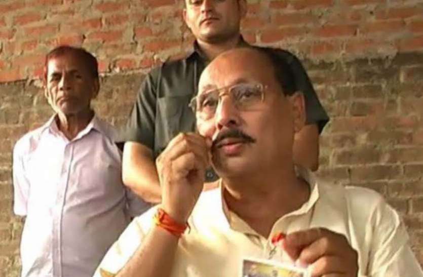 azamgarh news सपा नेता बाहुबली रामाकांत यादव के पोते की गुंडई, बैटरी चोरी के आरोप में युवक को पेड़ से बंधवाकर पिटवाया
