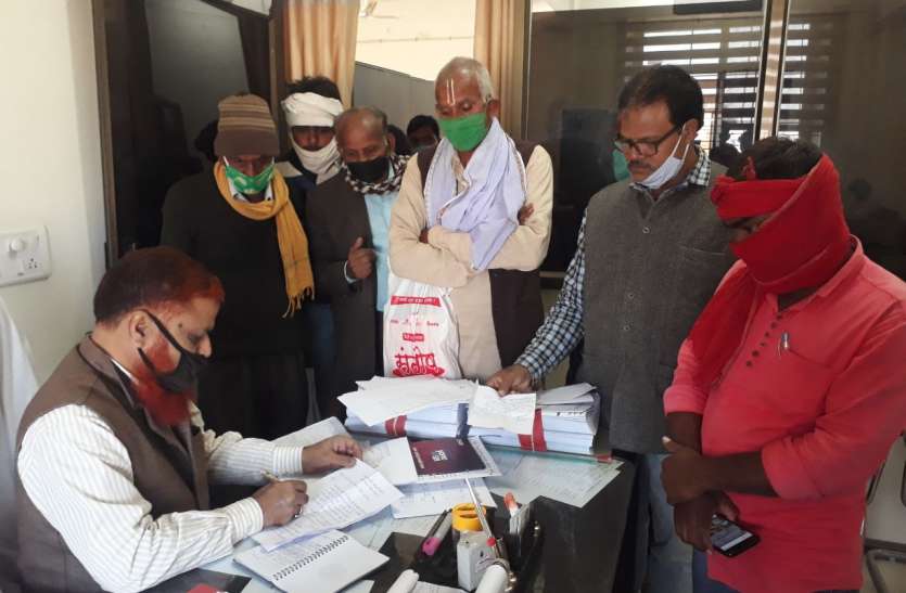 Farmers upset over selling support prices किसान के गांव में केन्द्र, फिर भी 25 किमी दूर दूसरे केन्द्र पर कर दिया मैपिंग