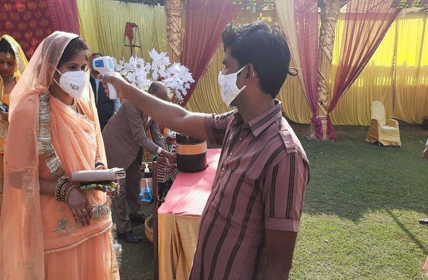 मैरिज गार्डन में स्क्रीनिंग के बाद प्रवेश शादियों में कोरोना का खौफ, निजात के लिए मेहमानों को फोर लेयर सुरक्षा