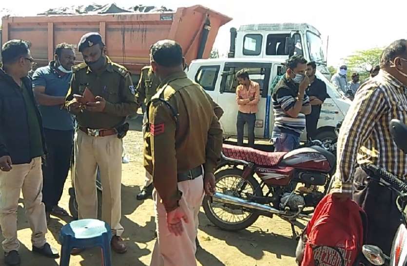 Villagers stop coal vehicles, protest against bad road बदहाल सड़क के विरोध में ग्रामीणों ने कोल वाहनों को रोक, किया विरोध प्रदर्शन