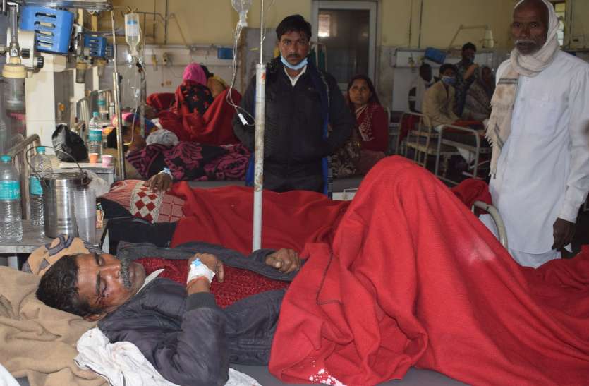 An accident with the people going to the funeral Two killed and a dozen injured in road accident भात देने जा रहे लोगों के साथ हादसा, सड़क दुर्घटना में दो की मौत दर्जनभर घायल