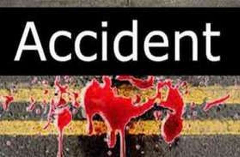 accident.jpg कार को टक्कर मारने के बाद जब चलते ट्रक से कूदकर भाग गया चालक, तो ट्रक ने मचाया इतना कोहराम