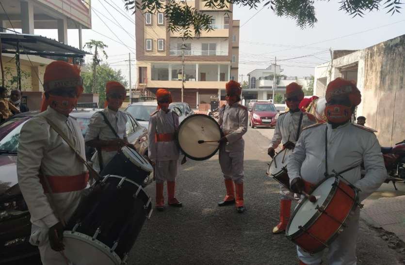 band_baaja.jpg बैंड-बाजे बिन सूनी बारात, केवल तोरण से पूरी हो रही आस