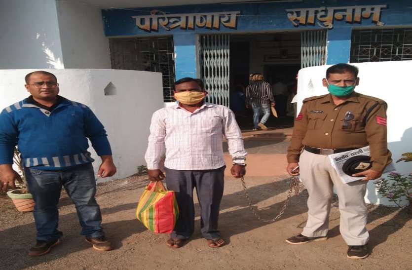 बालोद में प्रताडऩा और ठगी से परेशान महिला समूह की अध्यक्ष ने खाया जहर, आरोपी गिरफ्तार बालोद में प्रताडऩा और ठगी से परेशान महिला समूह की अध्यक्ष ने खाया जहर, आरोपी गिरफ्तार