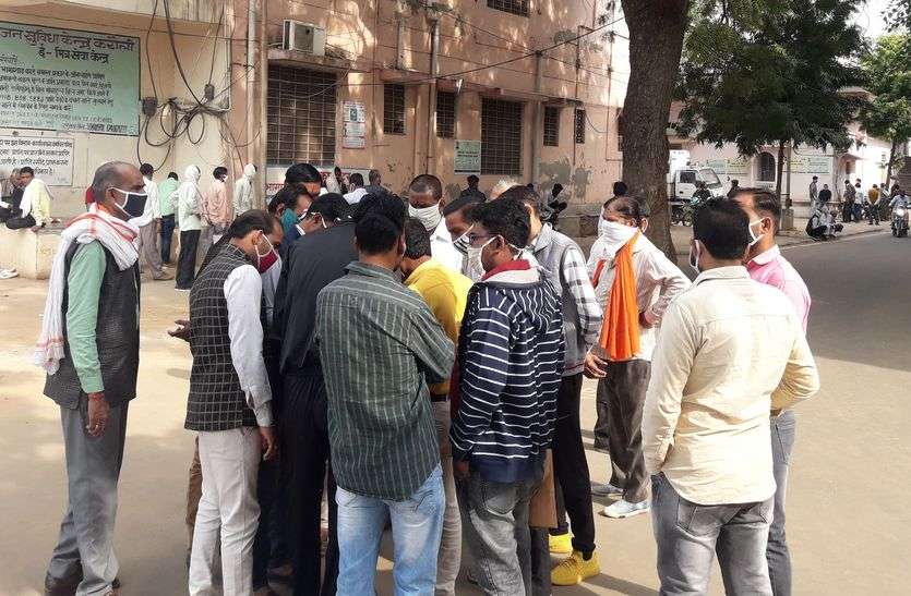 करौली में नामांकन दाखिले के लिए लगा रहा तांता करौली में नामांकन दाखिले के लिए लगा रहा तांता