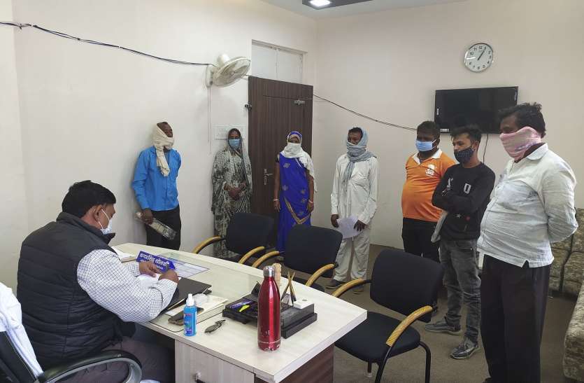 Fishermen complain to SDM Fraud - पांच वर्ष में पैसा डबल करने का झांसा देकर से 20 लाख ठगे