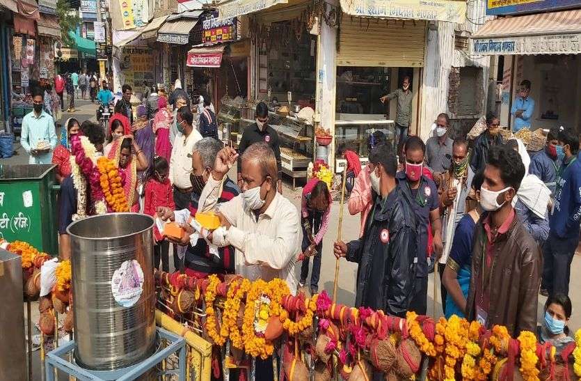 khatuu.jpg खाटूश्यामजी का जन्म दिन आज, मंदिर बंद होने पर श्रद्धालु बाहर से ही लगा रहे धोक