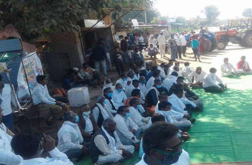 किसानों का धरना प्रदर्श धान खरीद के सरकारी मानक से किसान खफ़ा, शुरू किया विरोध प्रदर्शन