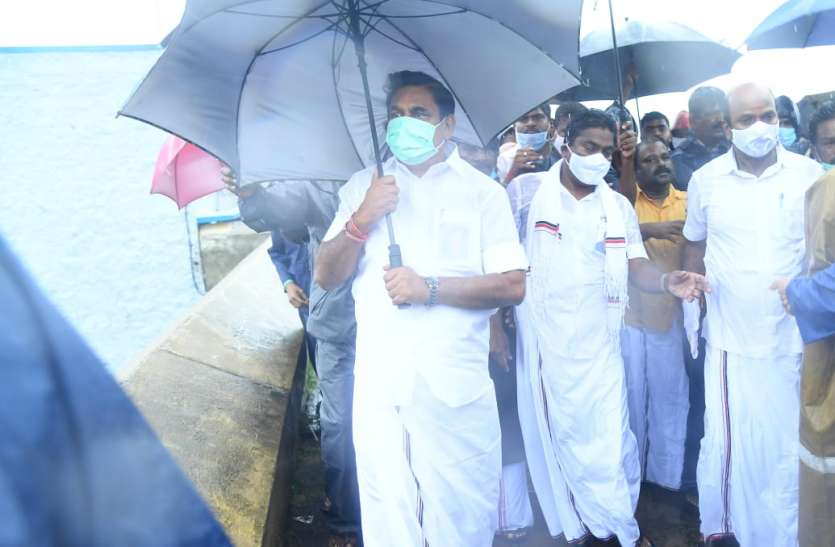TamilNadu CM announces public holiday in 13 districts tomorrow CycloneNivar के चलते तमिलनाडु के इन 13 जिलों में कल अवकाश घोषित