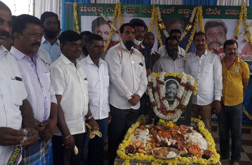 mandya.jpg अंबरीश की प्रतिमा का अनावरण, प्रशंसकों ने दी श्रद्धांजलि