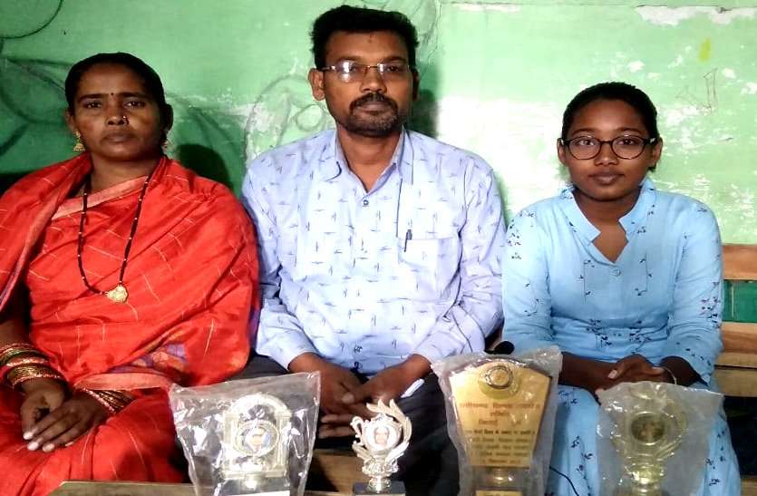 गरीबी के आगे सपनों ने नहीं टेके घुटने, सरकारी स्कूल में पढ़कर मैकेनिक की बेटी बनेगी गांव की पहली डॉक्टर गरीबी के आगे सपनों ने नहीं टेके घुटने, सरकारी स्कूल में पढ़कर मैकेनिक की बेटी बनेगी गांव की पहली डॉक्टर