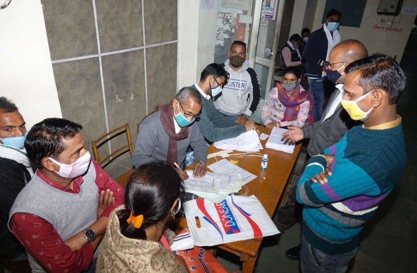 बगावत के डर से जारी नहीं की सूची, टिकटों पर जारी घमासान बगावत के डर से जारी नहीं की सूची, टिकटों पर जारी घमासान