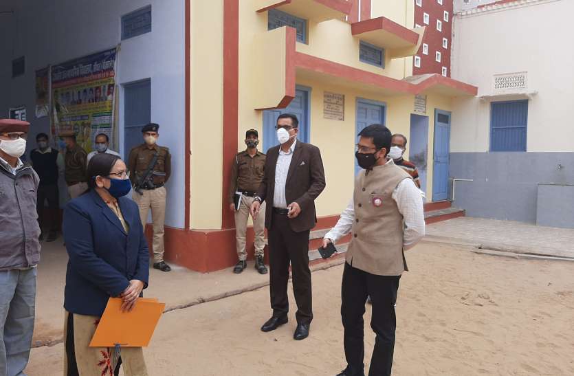 जिला निर्वाचन अधिकारी मेहता ने किया मतदान केन्द्रों का निरीक्षण जिला निर्वाचन अधिकारी मेहता ने किया मतदान केन्द्रों का निरीक्षण