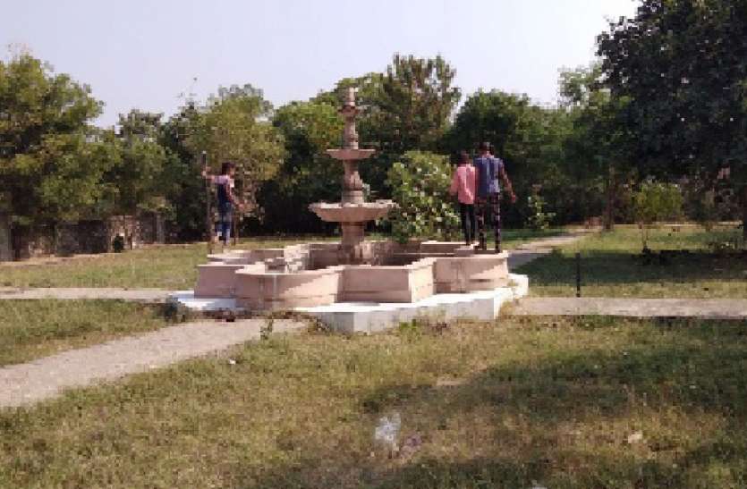 पार्क हो रहा दुर्दशा का शिकार, फाउंटेन हुआ खराब पार्क हो रहा दुर्दशा का शिकार, फाउंटेन हुआ खराब