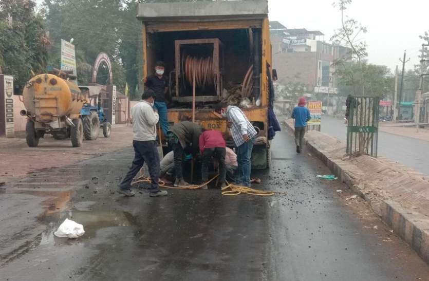 cleaning of sewer lin सात साल बाद आई याद, सीवर लाइन की सफाई