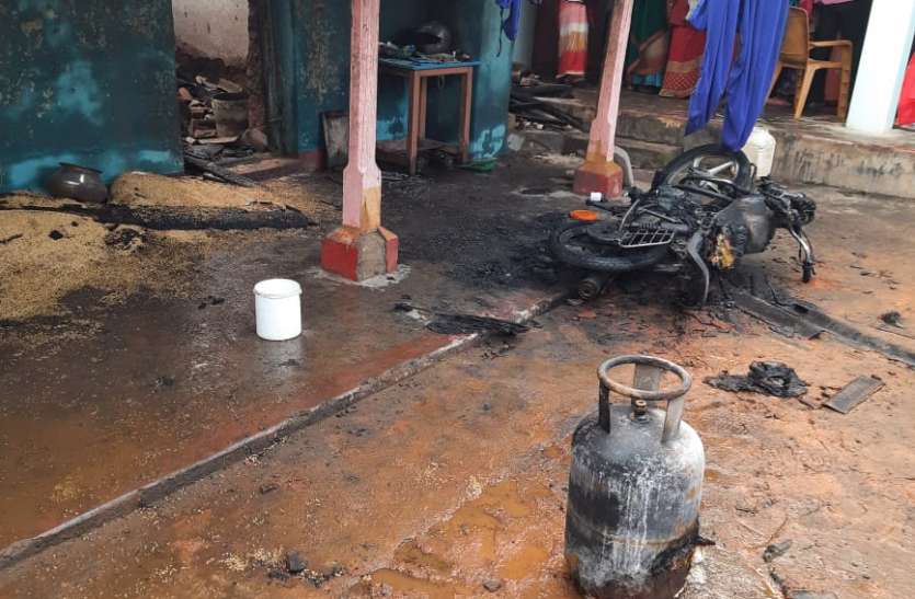 Petrol sprinkled on the family sleeping in the house, three people bur घर में सो रहे परिवार पर छिडक़ दिया पेट्रोल लगा दी आग, तीन की जलने से मौत, एक गम्भीर