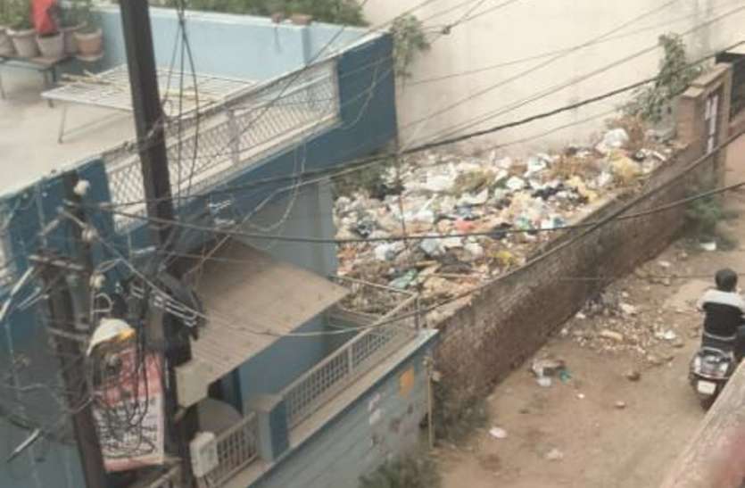 खाली प्लॉट में लगाया कचरे का ढेर, संक्रमण का खतरा बढ़ा खाली प्लॉट में लगाया कचरे का ढेर, संक्रमण का खतरा बढ़ा