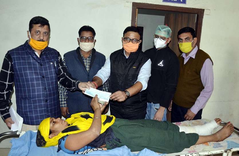 दबाव बढ़ता देख बैकफुट पर आया प्रशासन, सुनीता को दी 32 हजार रुपए की सहायता दबाव बढ़ता देख बैकफुट पर आया प्रशासन, सुनीता को दी 32 हजार रुपए की सहायता