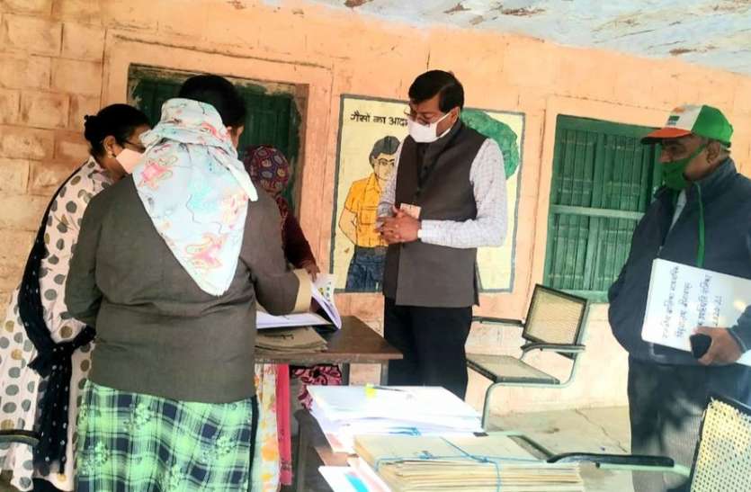 स्कूलों में फिर नदारद शिक्षक, संभागीय आयुक्त के चार्जशीट के निर्देश स्कूलों में फिर नदारद शिक्षक, संभागीय आयुक्त के चार्जशीट के निर्देश