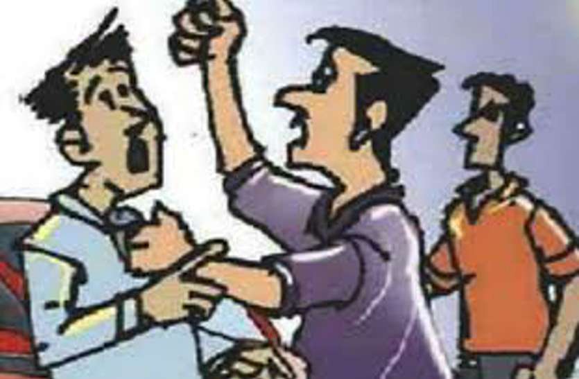 वाहन में दूध लेकर जा रहे युवक का अपहरण कर 2 भाइयों ने की बेदम पिटाई, कांग्रेसी नेता का फोन आते ही छोड़ा वाहन में दूध लेकर जा रहे युवक का अपहरण कर 2 भाइयों ने की बेदम पिटाई, कांग्रेसी नेता का फोन आते ही छोड़ा