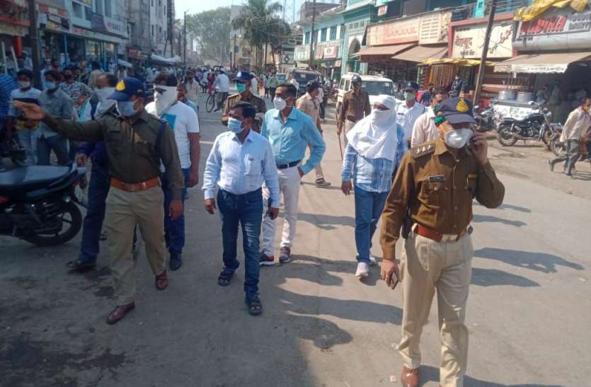 encroachment remove गारमेंट्स दुकानदार कार्रवाई करने पहुंचे अधिकारियों से भिड़ा , दो पर केस