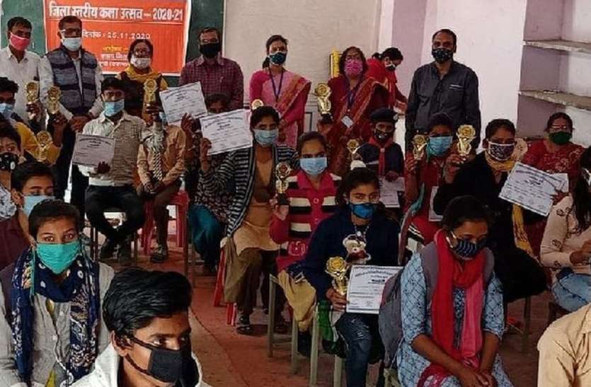 कला की 7 विधाओं में 23 छात्र-छात्राओं को मिला सम्मान कला की 7 विधाओं में 23 छात्र-छात्राओं को मिला सम्मान