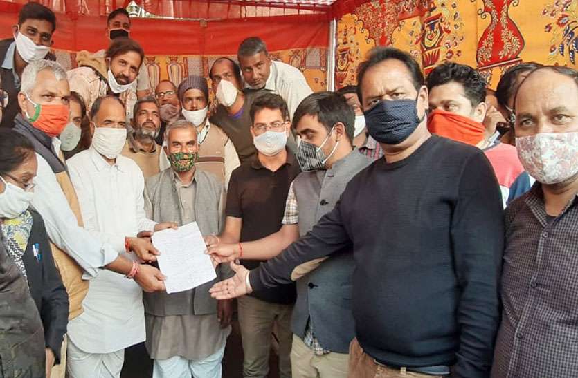पार्षदों का आमरण अनशन हुआ समाप्त पार्षदों का आमरण अनशन हुआ समाप्त