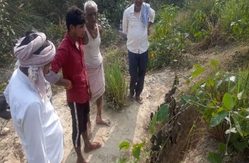 अयोध्या के गांव में मिला रहस्यमई गड्ढा बड़ी खबर : अयोध्या के गांव में मिला रहस्यमई गड्ढा