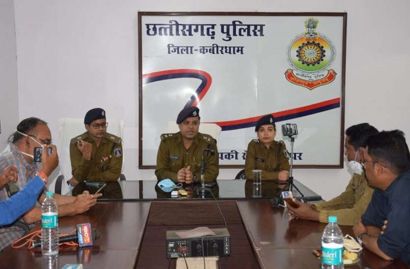 कवर्धा: 14 साल की लड़की से ब्वायफ्रेंड ने किया बलात्कार, घरवालों के डर से दोनों ने पुलिस को बताई गैंगरेप की कहानी कवर्धा: घरवालों के डर से 14 साल की लड़की ने रची ब्वायफ्रेंड के साथ गैंगरेप की झूठी कहानी, दो दिनों तक पुलिस को किया गुमराह