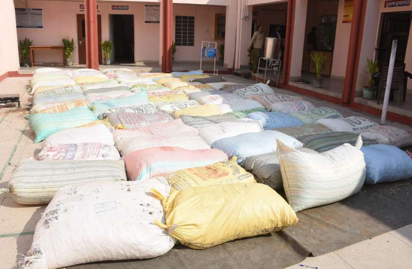 ट्रक में चावल के थैलों के नीचे छिपाकर पोस्त ले जा रहे दो तस्करों को पकड़ा ट्रक में चावल के थैलों के नीचे छिपाकर पोस्त ले जा रहे दो तस्करों को पकड़ा