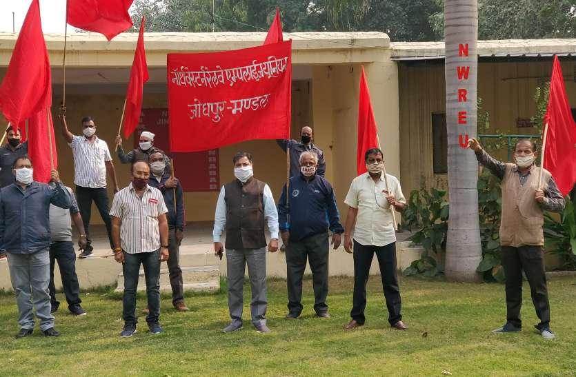 STRIKE--- बैंक व केन्द्रीय कर्मियों की हड़ताल: धरना-प्रदर्शन नहीं कर पाए कर्मचारी STRIKE--- बैंक व केन्द्रीय कर्मियों की हड़ताल: धरना-प्रदर्शन नहीं कर पाए कर्मचारी