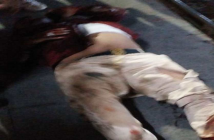 सूरत स्टेशन पर यात्री प्लेटफार्म पर राजधानी स्पेशल ट्रेन के बीच फंसा सूरत स्टेशन पर यात्री प्लेटफार्म पर राजधानी स्पेशल ट्रेन के बीच फंसा