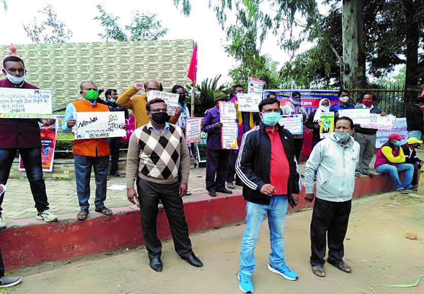 ट्रेड यूनियंस की हड़ताल से पोस्ट ऑफिस, सेंट्रल बैंक व एलआईसी शाखा में ठप रहा काम-काज