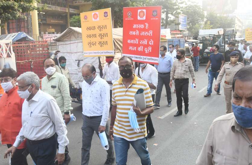 SURAT KAPDA MANDI: मार्केट-मार्केट तख्तियों के साथ बताई साफ-सफाई की जरूरत SURAT KAPDA MANDI: मार्केट-मार्केट तख्तियों के साथ बताई साफ-सफाई की जरूरत