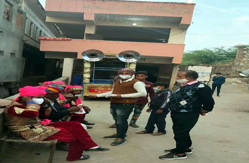 शादी में बारात ना धूम-धड़ाका शादी में बारात ना धूम-धड़ाका