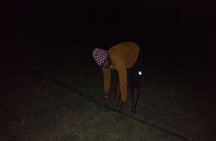 Farmers forced to irrigate while chilling at night रात में ठिठुरते हुए किसान सिंचाई करने मजबूर