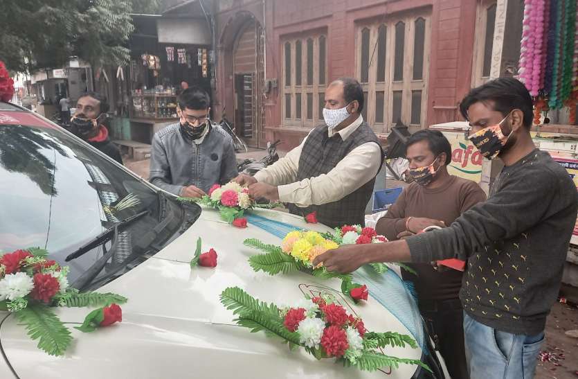 आठ माह बाद सजने लगी दुल्हे की कार आठ माह बाद सजने लगी दुल्हे की कार