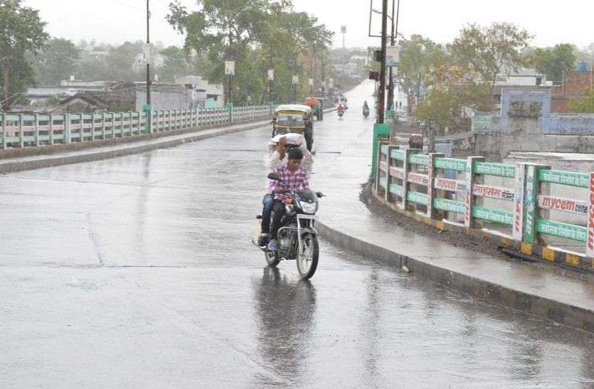 बूंदाबांदी ने बढ़ाई ठंडक, चली शीतलहर बूंदाबांदी ने बढ़ाई ठंडक, चली शीतलहर