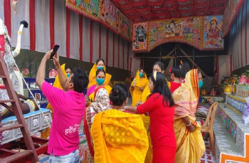 WEST BENGAL--सिंदूर उत्सव के बाद नम आंखों से मां जगधात्री को अंतिम विदाई WEST BENGAL--सिंदूर उत्सव के बाद नम आंखों से मां जगधात्री को अंतिम विदाई