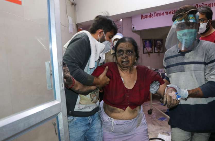 30 मरीजों को रात में ही अन्य अस्पताल पहुंचाया 30 मरीजों को रात में ही अन्य अस्पताल पहुंचाया